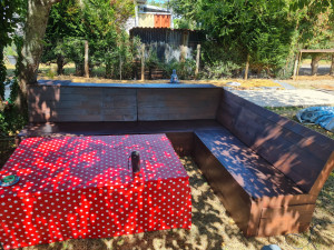 Photo de galerie - Fabrication canapé bar et palette avec lasure