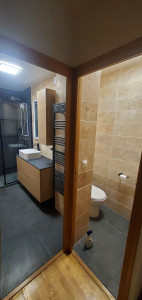 Photo de galerie - Rénovation intérieure toilette et salle de bains 
meubles, carrelage 'pierre ' peinture 