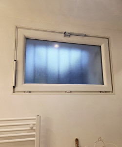 Photo de galerie - Réparation et révision de la commande à tringle (ouvre-imposte) avec révision de la fenêtre.