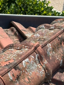 Photo de galerie - Tuiles décalée, qui a causé un dégât des eaux chez mon client