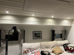 Photo de galerie - Mise en place de spot LED à bord d’une péniche 