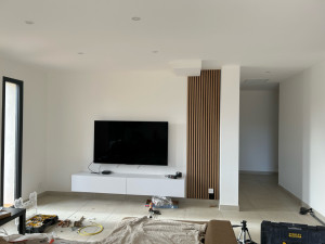Photo de galerie - Installation de la télévision, du revêtement mural et du meuble TV.