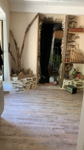 Photo de galerie - Rénovation intérieur dans une maison de campagne du XVIII siècle 
- revêtement de sol 
- Pose de Parment 
- Crépis 
- Ouverture 