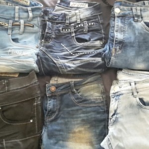 Photo de galerie - Bonjour à tous, 
je vends ces 6 jeans 3 de la marque Japrag, 2 de Bonobo de taille 38. Et le dernier taille 40 taille haute pas de marque spécifique. 