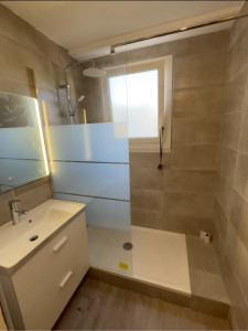 Photo de galerie - Rénovation complet de salle de bain, changement de baignoire pour bac à douche, pose de carrelage et équipement de sanitaires. 