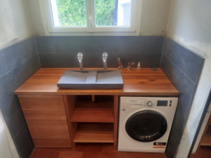 Photo de galerie - Meuble de salle de bain en bois exotique sur mesure 