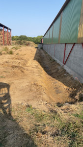 Photo de galerie - Création de fossé autour de bâtiment avec la 2,7t
