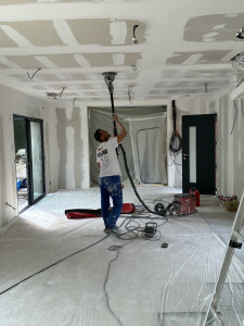 Photo de galerie - Ponçage d’un plafond  pour préparer à peindre 