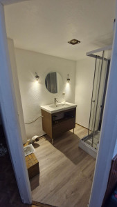 Photo de galerie - Pose meuble vasque, sol pvc et miroir 