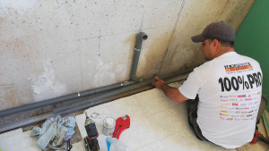Photo de galerie - Réalisation d'une nouvelle évacuation pvc dans une salle de bain.
