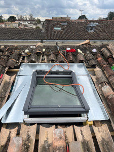 Photo de galerie - Pose de Velux et entourage en zinc sur mesure soudé sur place.