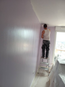 Photo de galerie - Réalisation de peinture générale toute en ouvrant les fissures et les traiters, rebouchage, enduit d'égalisation enduit de finition et la mise en peinture 