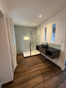 Photo de galerie - Rénovation complète de cette magnifique salle de bain . Doublage en Placo plâtre hydrofuge , Pose carrelage sol imitation parquet , faïence mural zelige en pose chevron , pose des éléments sanitaire .  