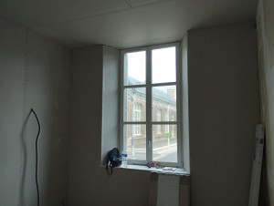 Photo de galerie - Doublage placo avec isolation et ébrasement fenêtre et plafond placo 