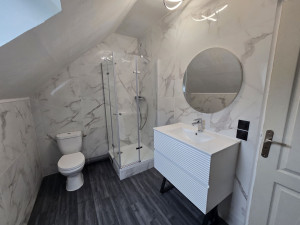 Photo de galerie - Création salle de bain avec meuble, douche et WC.
réalisation de la plomberie et électricité