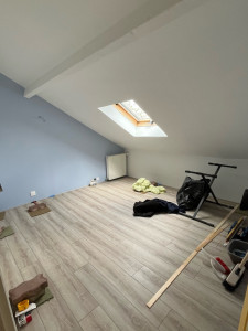 Photo de galerie - Rénovation complète d’une chambre: murs, plafond, et pose d’un parquet PVC