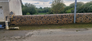 Photo de galerie - Nettoyage haute pression d’un muret 