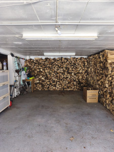 Photo de galerie -  a veigné 
rangement de 5 stères de bois dans un garage 