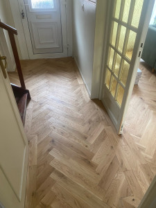 Photo de galerie - Parquet chêne pose en chevron collé 