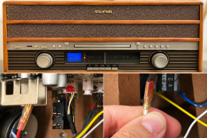 Photo de galerie - Démontage, nettoyage des cosses et des fils encrassés par la colle d’origine ayant fondu sous l’effet de la chaleur. Contrôle du fonctionnement : appareil de nouveau opérationnel