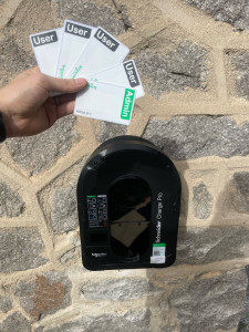 Photo de galerie - Installation d’une borne électrique Schneider Pro avec système de badge avec son parametrage en fonction de la consommation client (12Kva)  
