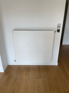 Photo de galerie - Pose radiateur à eau façade lisse 900/900 . plus robinet thermostatique 