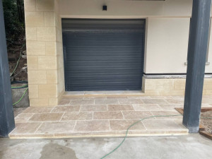 Photo de galerie - Pose de carrelage extérieur et habillage en pierre naturelle
Réalisation complète d'une terrasse extérieure avec pose de carrelage grand format et habillage des piliers en pierre naturelle. Alignement précis des carreaux, joints réguliers, coupes soignées