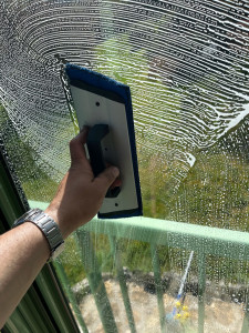 Photo de galerie - Nettoyage de vitres professionnel (intérieur / extérieur). Technique sans traces avec matériel adapté pour un rendu impeccable. Intervention rapide sur Besançon et alentours – Doubs Pro’Net.