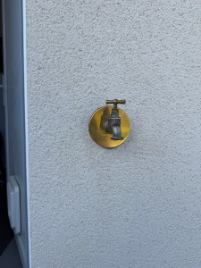 Photo de galerie - Dépannage sur alimentation en eau du robinet de puisage et réutilisation de l'ancien robinet sur choix du client. 