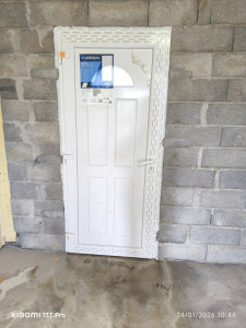 Photo de galerie - Installation porte PVC.