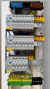 Photo de galerie - Pose de tableaux elec