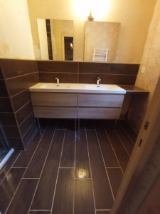 Photo de galerie - Pose du carrelage et d'un meuble de salle de bain .