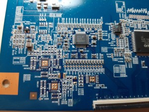 Photo de galerie - panne TV: image blanche, remplacement circuit intégré CMS AS15 carte T-CON (AS15 F, AS15 G, AS15 H, AS15 U, AS15 HF, AS15 HG, RM5101)