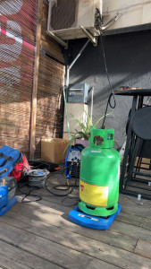 Photo de galerie -  récupération et vérification de charge , recherche de fuite et remise en gaz à la charge initiale 