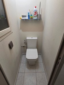 Photo de galerie - Installation complète d'un WC avec finition joint silicone translucide au sol.