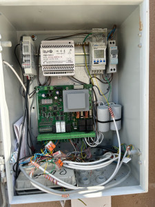 Photo de galerie - Coffret de centrale complet avec différents appareils sur un portail automatique 