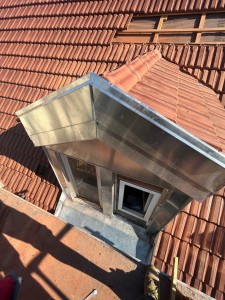 Photo de galerie - Habillage de lucarne en zinc , toiture 