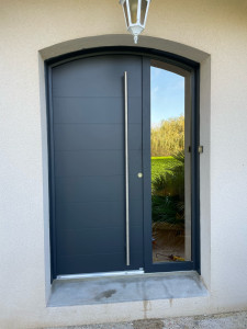 Photo de galerie - Pose porte d’entrés. pose de menuiseries en générales 