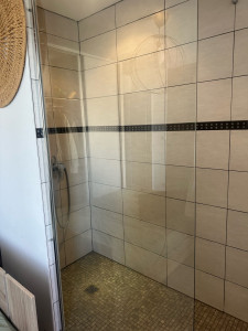 Photo de galerie - Après nettoyage paroi de douche en verre