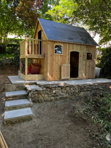 Photo de galerie - Terrassement , création d’un mur de soutènement en pierre + création d’un escalier et montage d’un cabanon ,