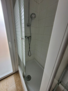 Photo de galerie - Cabine de douche entièrement passée au peigne fin.