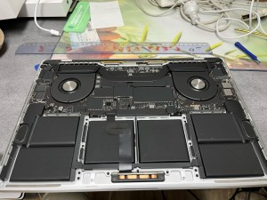 Photo de galerie - Changement batterie MacBook Pro, selon conseille d’Apple changement de batterie ayant atteint les 600 cycles .