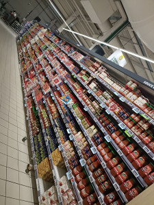 Photo de galerie - Mise en rayon dans le magasin 