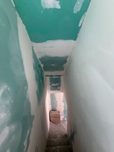 Photo de galerie - Réalisation complète d’un doublage en plaques de plâtre avec création d’un plafond suspendu dans une cave.
