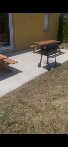 Photo de galerie - ✅ Nettoyage professionnel de dalles et terrasses. Résultat comme neuf : enlèvement de la mousse, lichens, taches et saletés incrustées. Terrasse propre et sécurisée !