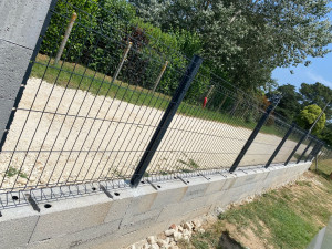 Photo de galerie - Pose de clôture rigide sur petit muret 