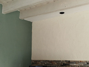 Photo de galerie - Je peux vous proposer une partie basse ou mi hauteur avec une pose de parement décoratif suivant votre choix, en finition un enduit crépi d'intérieur avec différents effets, à votre convenance.
Peinture classique ou tendance sur la totalité du mur 
