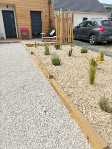Photo de galerie - Création complète allée et massif et claustra bois