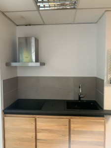 Photo de galerie - Changement de plan de travail, vernis + ponçage des portes, pose crédence en carrelage, peinture mur 