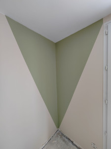 Photo de galerie - Photo 2 : réalisation après enduisage, ponçage,impression et peinture géométrique 2 teintes.